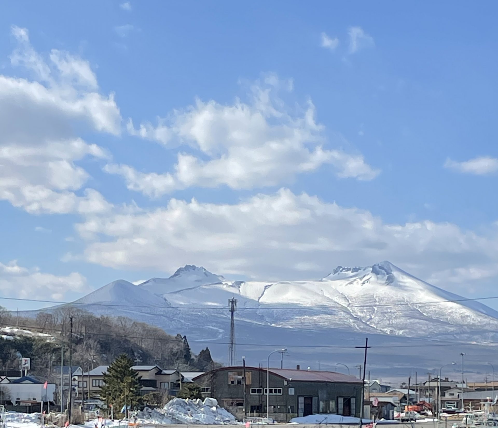 綺麗な景色 ソフトクリームの背景に 道の駅しかべ間歇泉公園