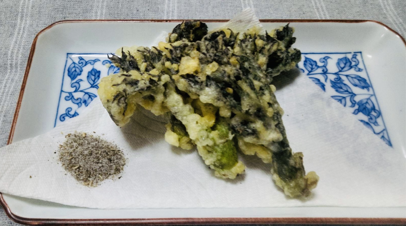 タラの芽の天ぷらはシケルペティー塩でいただきます！！ | 道の駅しか